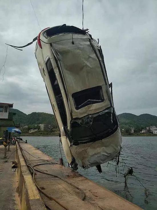 10月1日，何智驾驶的车辆打捞上岸。受访者供图