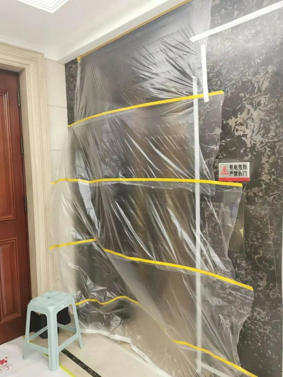 　　被塑料薄膜封住的电梯（吴典 摄）