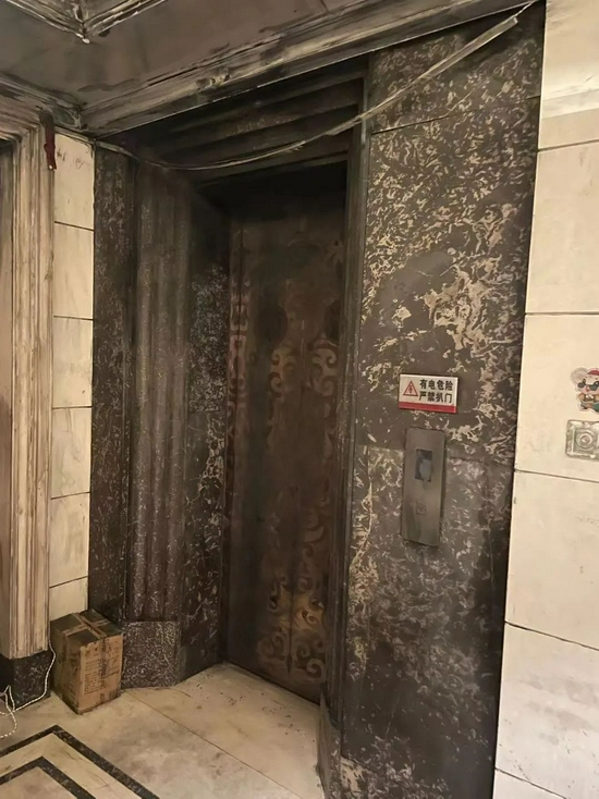 　打扫后的电梯厅（吴典摄）