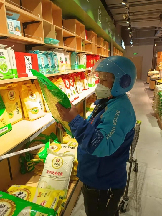▲ 曾召兵辗转于多个超市购买物资。图 / 受访者提供