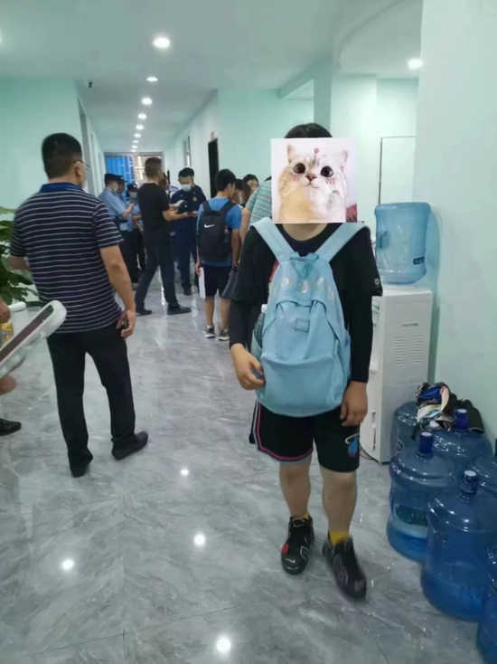 　　（重庆某教育机构被查现场 受访者供图）