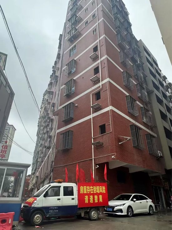 被鉴定为危房的梦嘉商贸楼，目前所有人员都已从其中撤离。澎湃新闻记者 王选辉 图