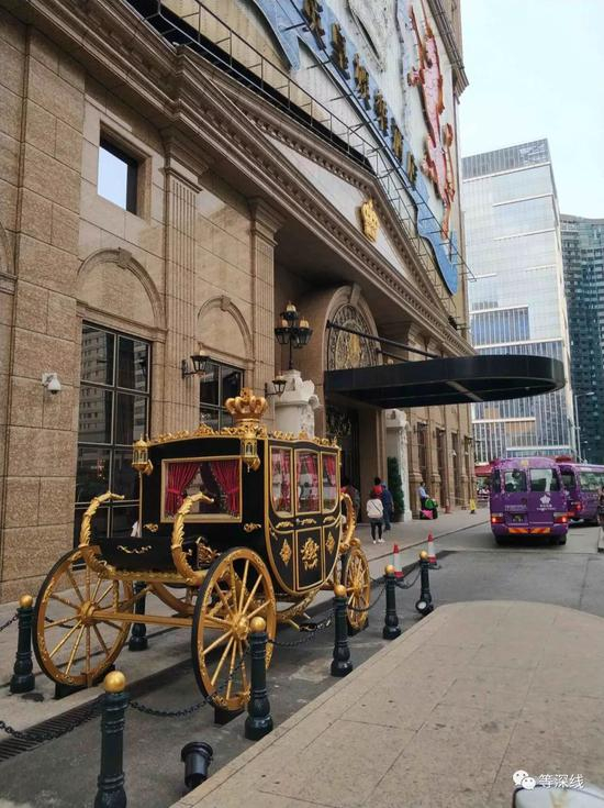 澳门英皇娱乐酒店门外摆放的马车，这是杨受成的产业。 &nbsp;&nbsp;《等深线》记者 &nbsp;周远征 摄影