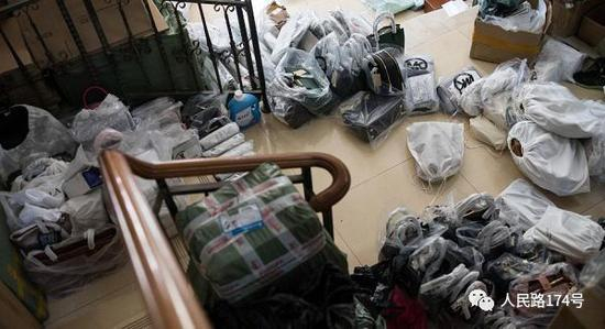 　（警方查获的售假店铺线下窝点）