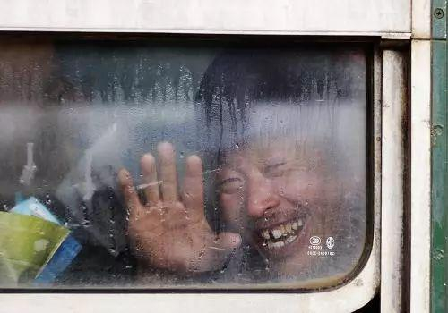 2011年10月28日，以拾花工为主的3200余名农民工坐上首趟L150次（乌鲁木齐到郑州）临时专列返乡。图源：新华社|王申