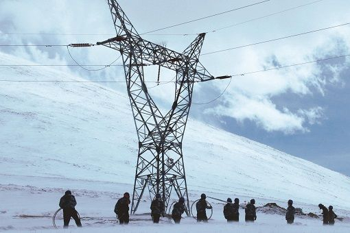 国网青海电力员工雪后巡检线路，消除设备缺陷。