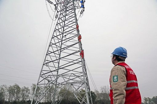 国网江苏电力员工检修110千伏线路，保障迎峰度冬电网安全运行。