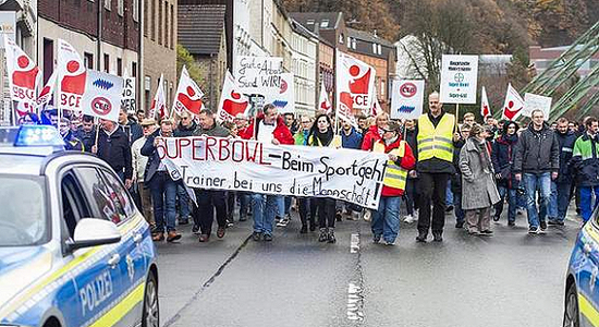 伍珀塔尔游行当天，标语上写着“超级碗=超级事故“体育场上是教练下课，在拜耳却是我们走人”&nbsp;图片来源：莱茵邮报 （注：拜耳医药事业部的架构调整计划代号为“超级碗”）