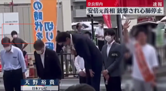 演讲时，嫌犯在安倍右后方埋伏 图片来源：海外网援引社交平台视频截图