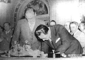 庇隆总统（右）签署了1948年3月铁路的国有化
