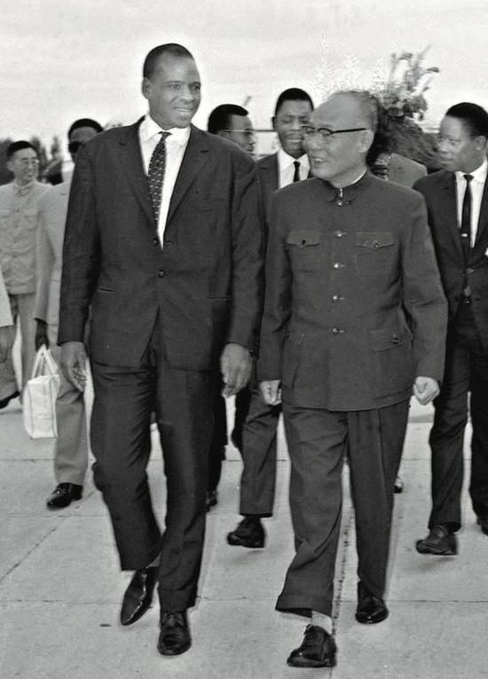  ▲1964年8月23日，时任中国人民银行行长曹菊如（右）热情会见前来我国访问的几内亚中央银行行长巴尔代·乌斯曼。