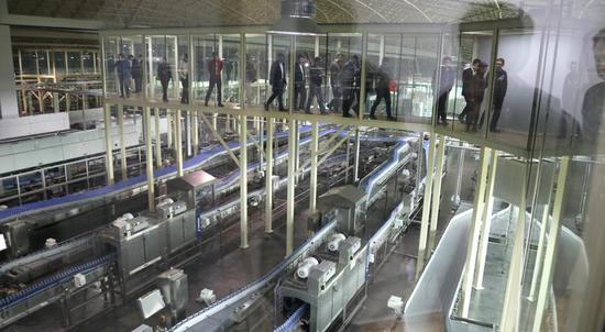 企业家代表团考察河北景田食品饮料有限公司生产线