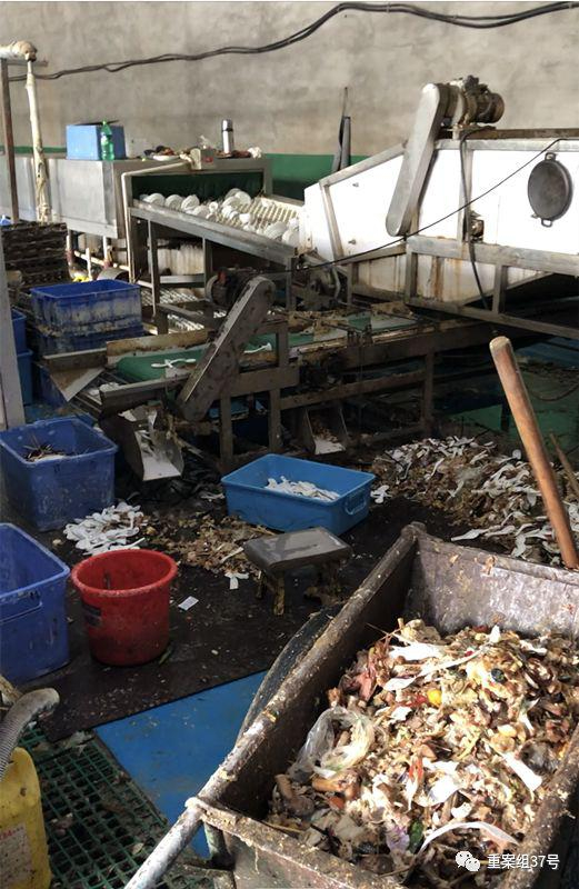 ▲维洁康车间除渣区的食物残渣混合着筷子、勺子，直接堆在地上。 新京报记者 刘经宇 摄