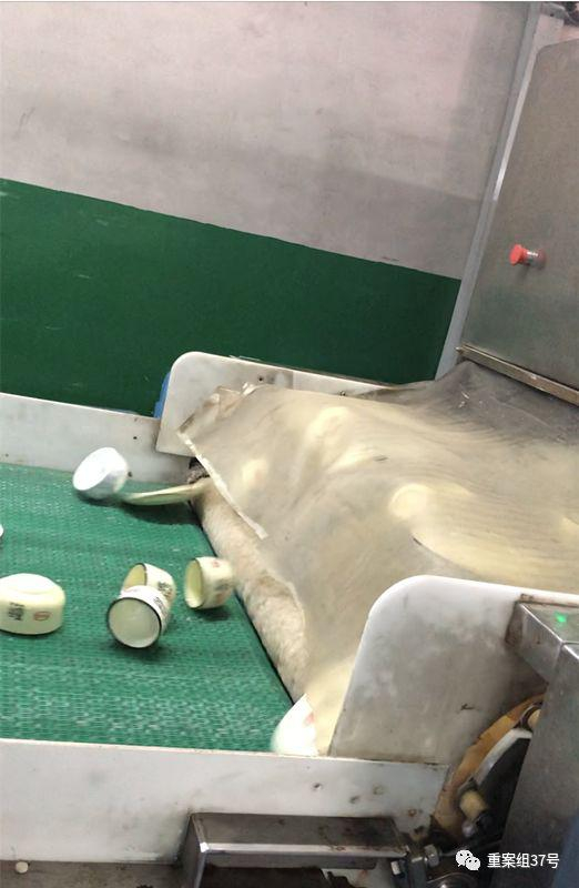 ▲高温消毒区后的透明塑料布污渍斑斑，餐具从此处进入摆盘区。&nbsp;新京报记者 刘经宇 摄