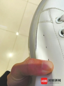 左右两只鞋子均大面积开胶。