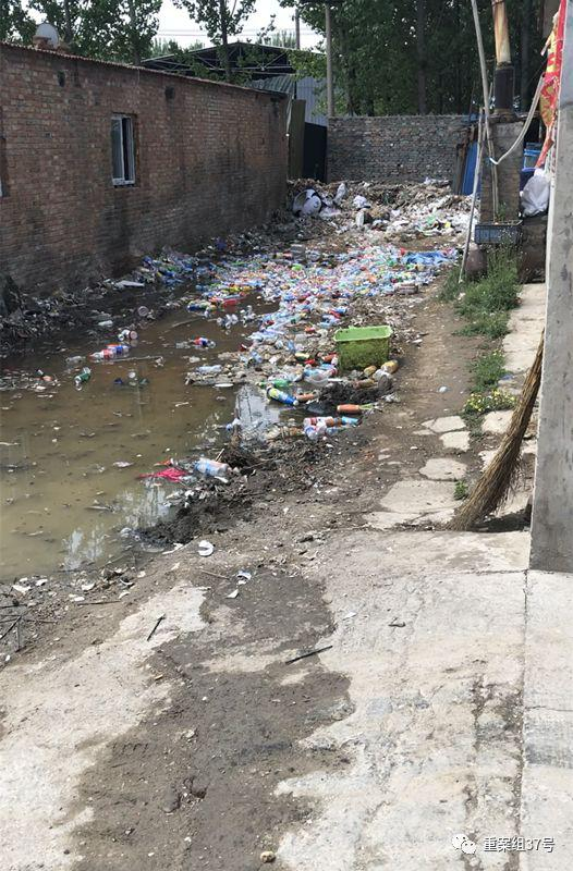 ▲维洁康工厂大门处的露天垃圾堆，地面渗出发黄的污水，气味刺鼻。 新京报记者 刘经宇 摄
