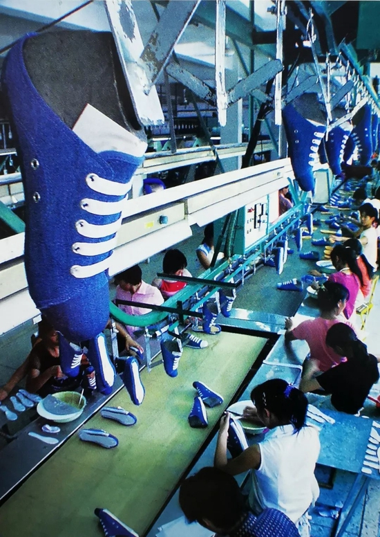 1990年代，莆田一家鞋厂的生产车间 图源：《莆田名产志》