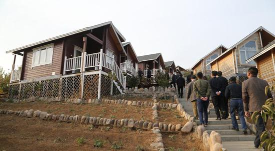 企业家代表团考察大黑汀栗乡湖畔露营小镇