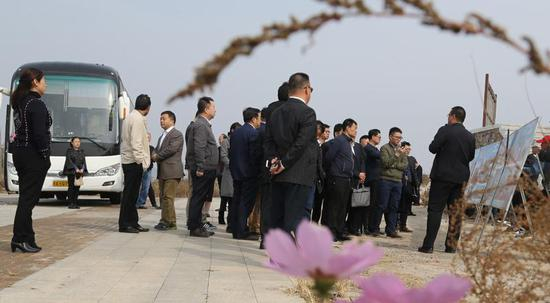 企业家代表团考察东莲花院乡花乡果巷特色小镇