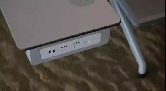 ▲&nbsp;候机区域还设置了充电上网专区，且特别配备了无线充电装置 / 上海机场集团官网