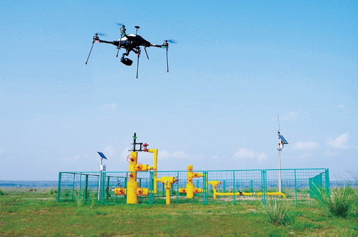 长庆油田加速新一代高新技术应用，以无人机、智能机器人代替人工巡线巡检，有效解决了管线多、站点多、人员少、地面环境复杂等问题，应急处置能力大幅提升。图为2020年6月23日，位于苏里格气田中部区域的采气四厂作业一区，无人机正代替人工进行巡检作业。 长庆油田供图 徐志武/摄
