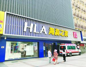 店内展架已被清空的海澜之家王府井大街店