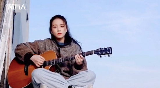 清华虚拟学生华智冰弹唱视频 截图