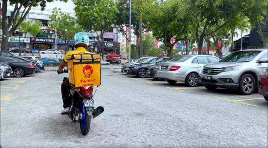 日常忙碌中的外卖小哥