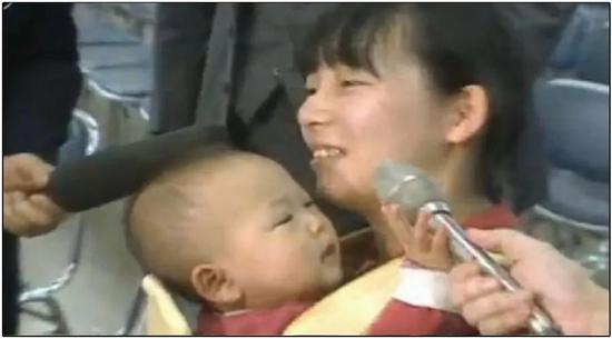 ▲&nbsp;1987年，参加摇号没中签的母亲，因为有两个孩子很希望能买这套房，不过中签率只有1/3700，采访她的NHK记者安慰她明年继续，第二年实际中签率为1/6200