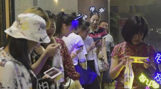 2019年北京德云社“纲丝节”演出，剧场外粉丝扎堆。&nbsp;&nbsp;图片来源：视频截图