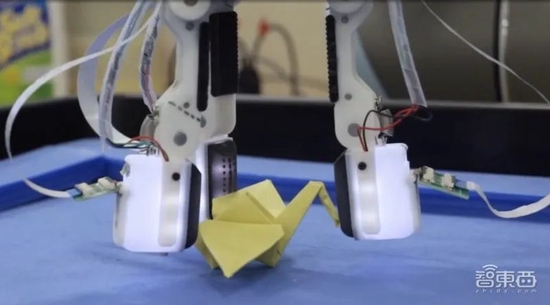 ▲装备了TacTip的机器人成功拿起千纸鹤