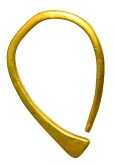 ▲甘肃玉门火烧沟遗址出土的金耳环。　甘肃省文物考古研究所藏