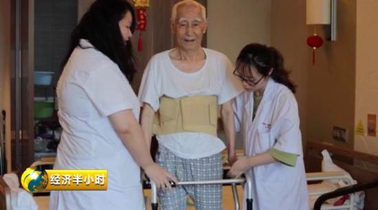 李相华做康复训练