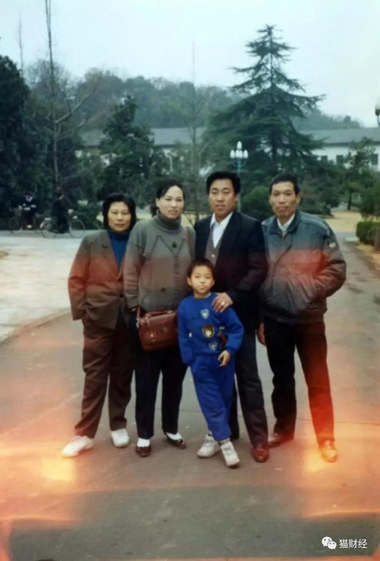 周晓光（左二）和丈夫虞云新（右二）