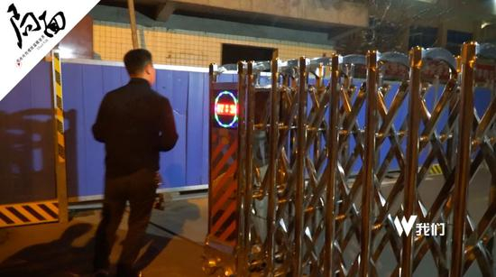 “奔驰失控”车主显然不太适应&nbsp;被众多记者包围的场面