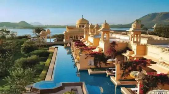 光是结婚请帖就价值3万。一个精致的盒子里，放着邀请函和一个更精美的盒子。