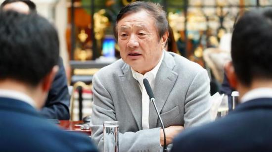  13日，任正非接受CNN采访现场图