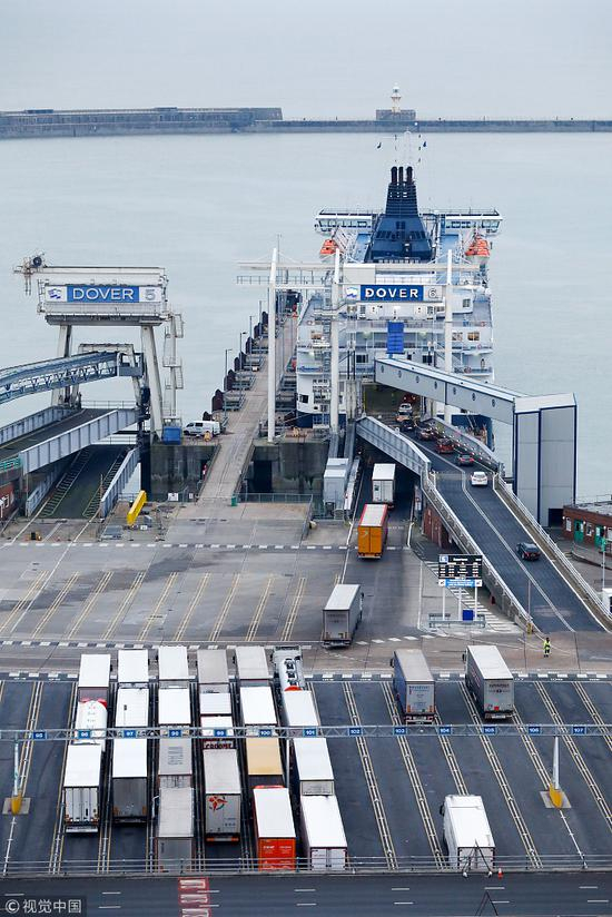英国多佛港每天装卸120条渡轮、1万辆卡车，港口吞吐量占英国贸易17%