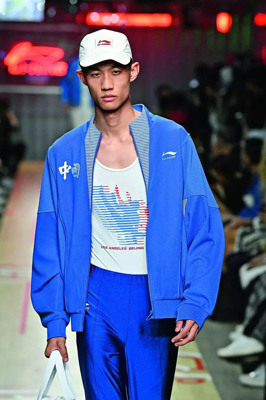 这件在巴黎时装周展出的蓝色夹克，复刻了1990年北京亚运会红色领奖服&nbsp;&nbsp;由受访者提供