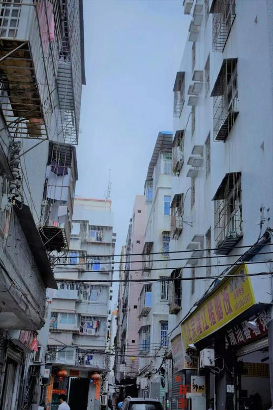 深圳城中村内的农民出租房。（报告附图）