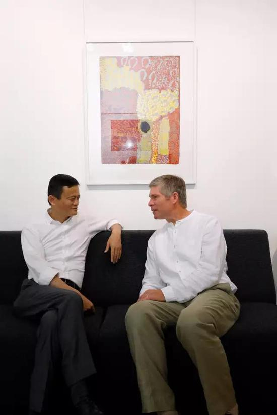 似乎就像37年前，那场西湖边的偶遇一样。