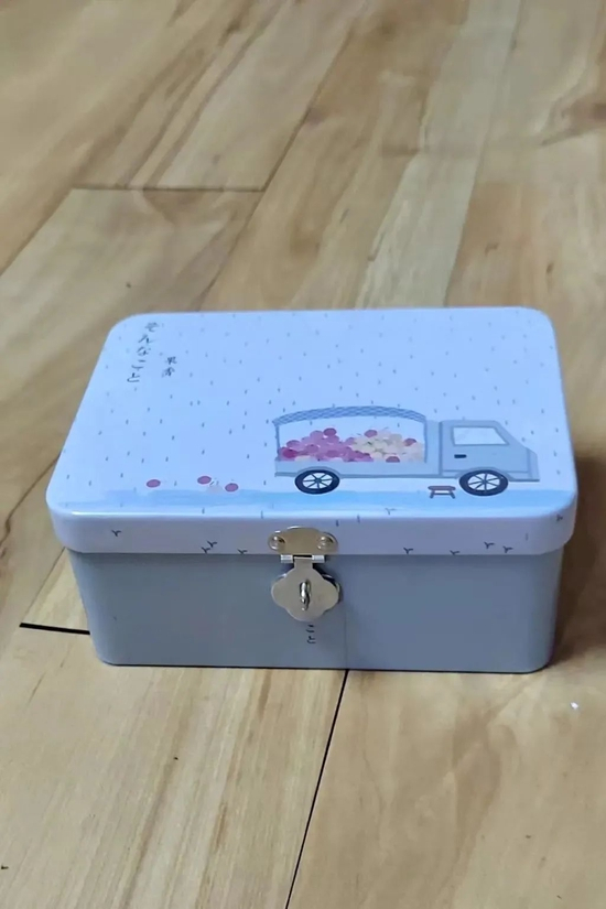 ▲彦先戒手机使用的带锁铁盒。受访者供图