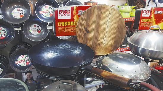 临沂兰田厨具不锈钢卖场部分商户售卖的高仿手工铁锅。&nbsp; &nbsp;&nbsp;鲁青/摄