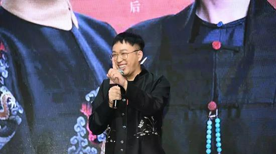 　　本文来自“首席人物观”（ID：sxrenwuguan），作者江岳、小芳。头图为于正在《延禧攻略》鉴美大赏活动上，他是本剧的制片人。©视觉中国