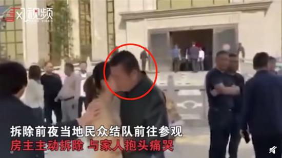 视频截图（红圈男子为房主）