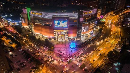  在朝阳北路长长的车流里等待进入“朝悦”，是很多年轻人的周末回忆