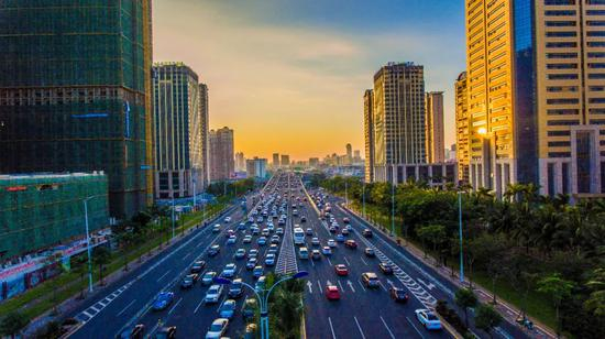  △图为航拍海口市区车流 骆云飞 摄