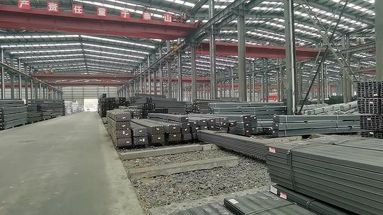 和平钢铁物流仓库 拍摄：王勇