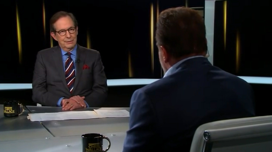 当地时间16日播出节目中，主持人华莱士（左）对话施瓦辛格 视频截图 图源：美国《人物》杂志网站