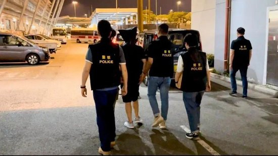 沙田银行劫案疑犯在深圳落网，被押解回香港（香港警方供图）